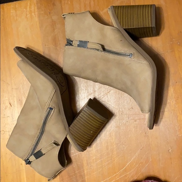 Tan open toed pumps - Picture 2 of 2